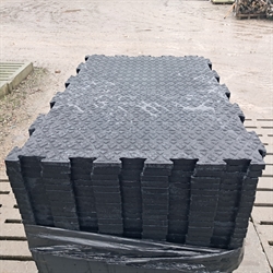 Jovèa Puzzleplatte  aus 100 % recyceltem Gummi. Maße ,15x0,75 m., Dicke : 2 cm., wendbar